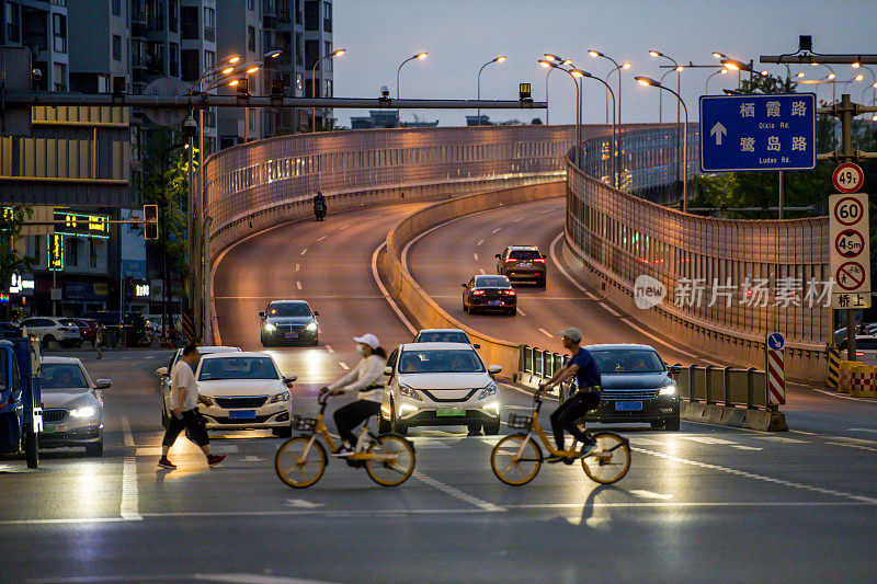 中国成都夜晚的十字路口