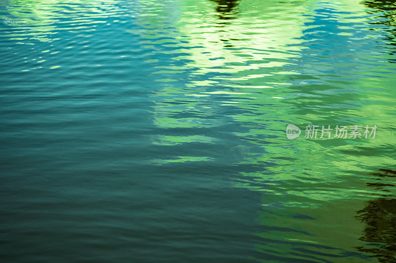 水中倒影，自然抽象山水风景