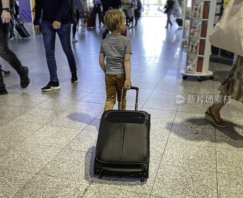 飞机旅行小男孩