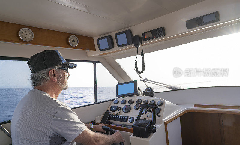 在摩托艇上活跃的资深水手喜欢在室内游艇当水手船长