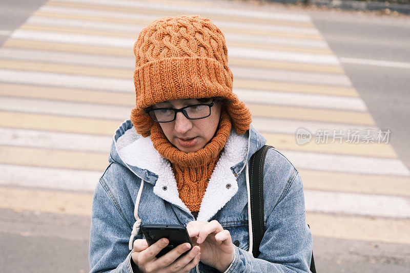 开朗成熟的女人正在城市里使用电话