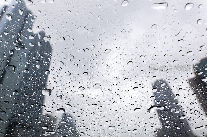 雨点落在车窗上