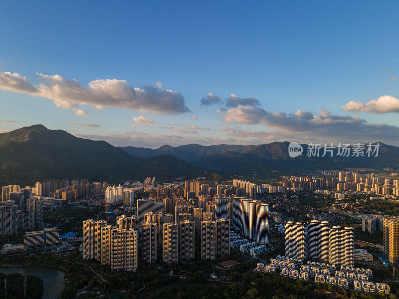 密集的城市高层住宅区下的余晖