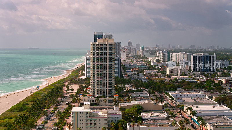 佛罗里达州迈阿密海滩的海滩和公寓大厦的航拍