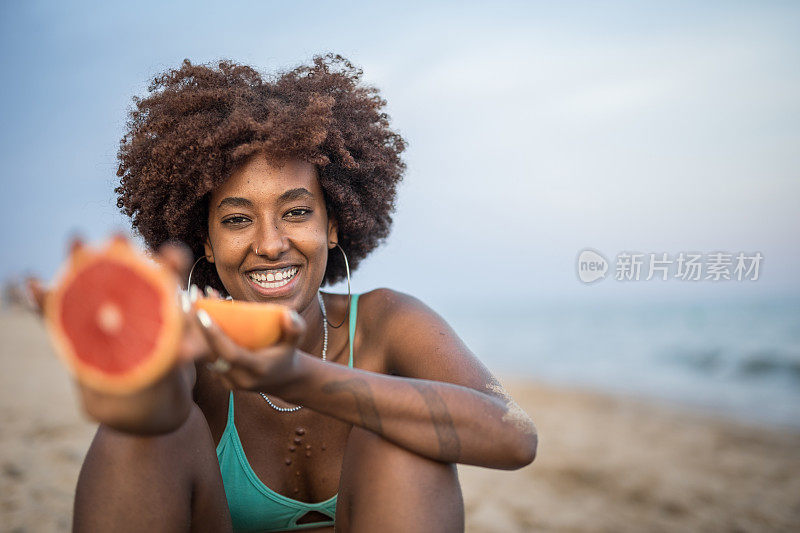 在这些炎热的夏日里，当我在海滩上度过一天时，葡萄柚使我精神焕发