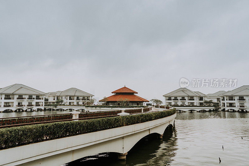 越南河内的城市景观与多个现代住宅在水附近的河流在白天阴天的天气