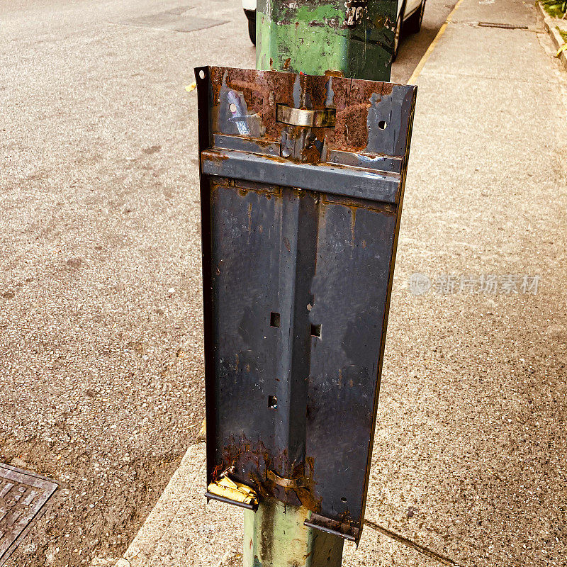 危险的生锈金属板在街上
