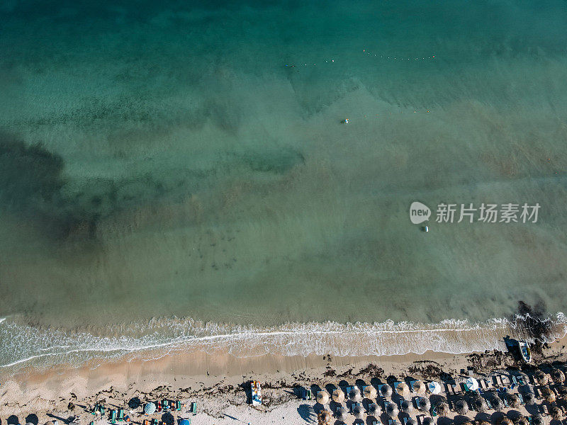 亚得里亚海海岸线的顶部视图附近Orikum，阿尔巴尼亚