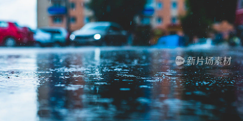 小雨打在沥青。下雨了。多雨的天气。汽车在路上。暮光