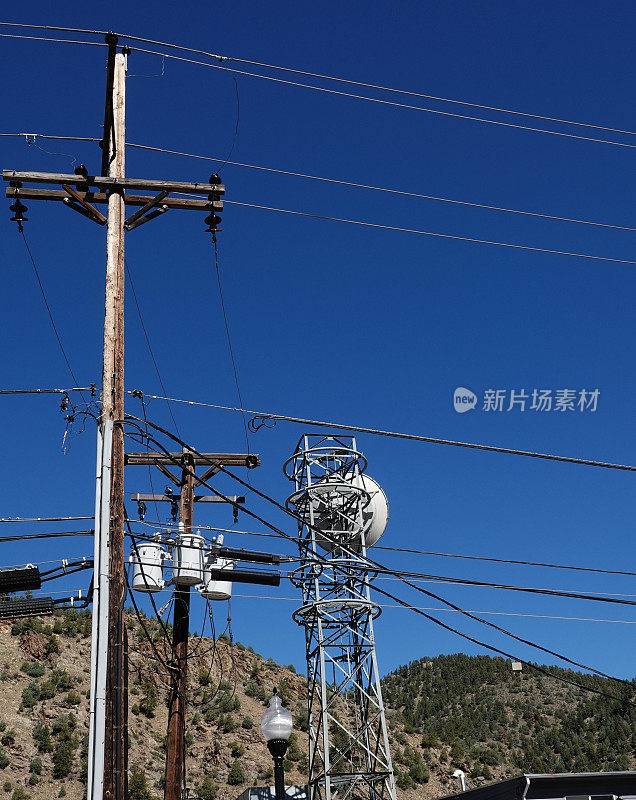 公用事业线，电杆安装微波天线，微波反射器在遥远的山上。