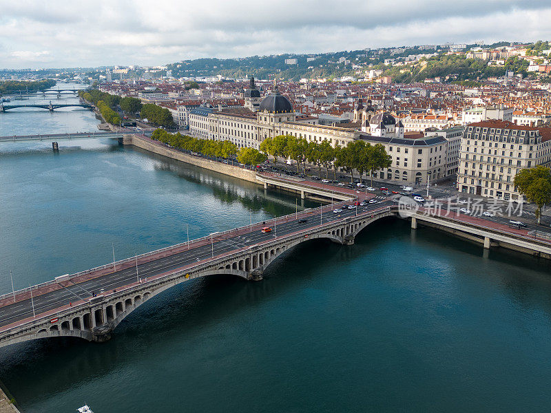 里昂罗纳河上威尔逊桥的鸟瞰图