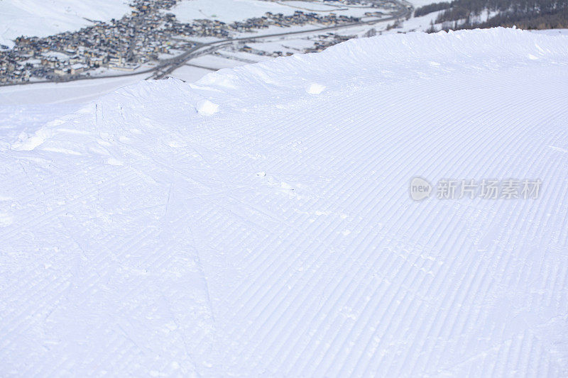 完美的滑雪场。山顶的高山景观。意大利阿尔卑斯山滑雪场。滑雪胜地Livigno。意大利、欧洲。
