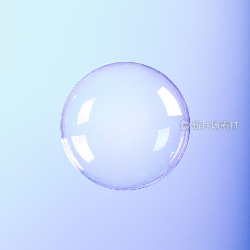 蓝紫色背景上的一个透明的圆形肥皂泡