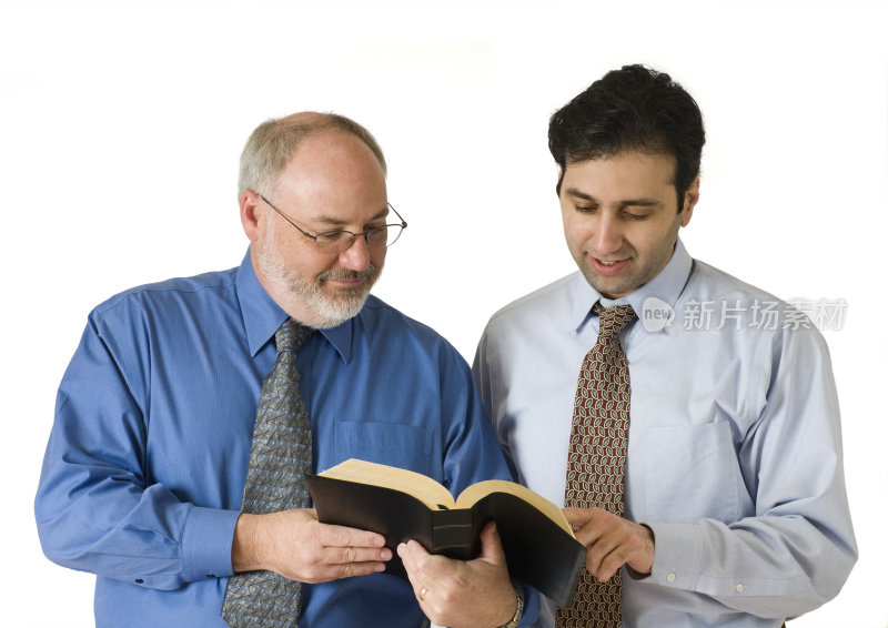 两个人在读圣经