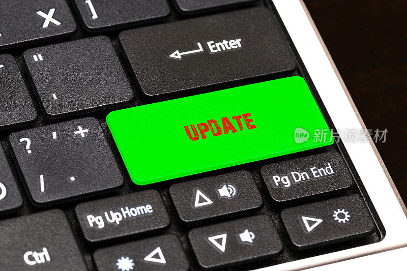 笔记本电脑键盘上的绿色按钮写着UPDATE