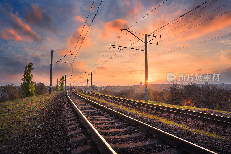 日落时美丽天空映衬下的铁路。工业景观