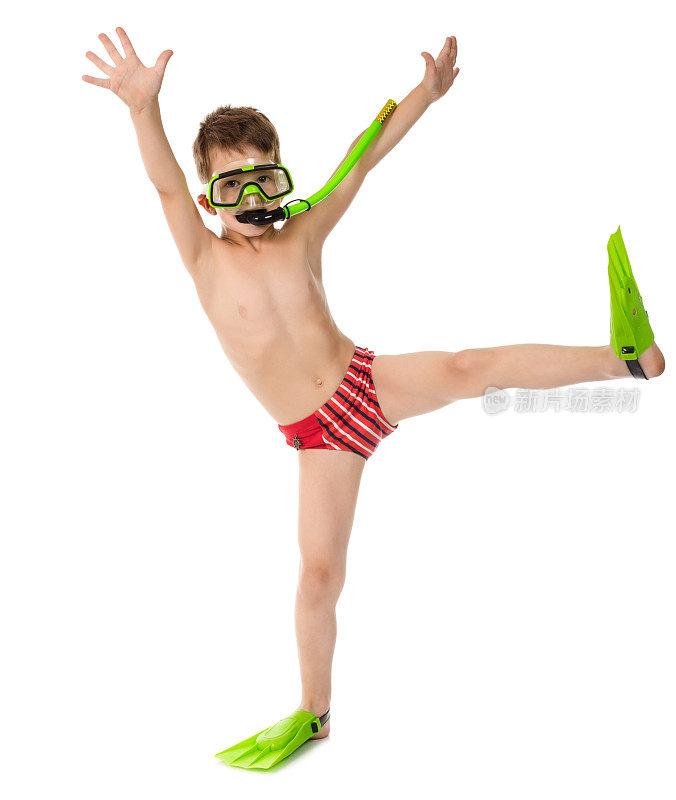 穿着潜水面罩和脚蹼的有趣男孩