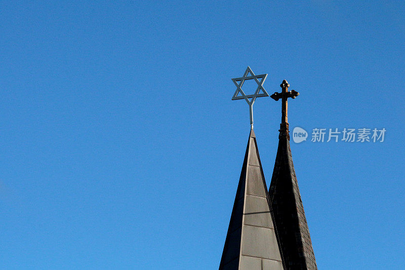 并列的尖顶有十字架和大卫之星