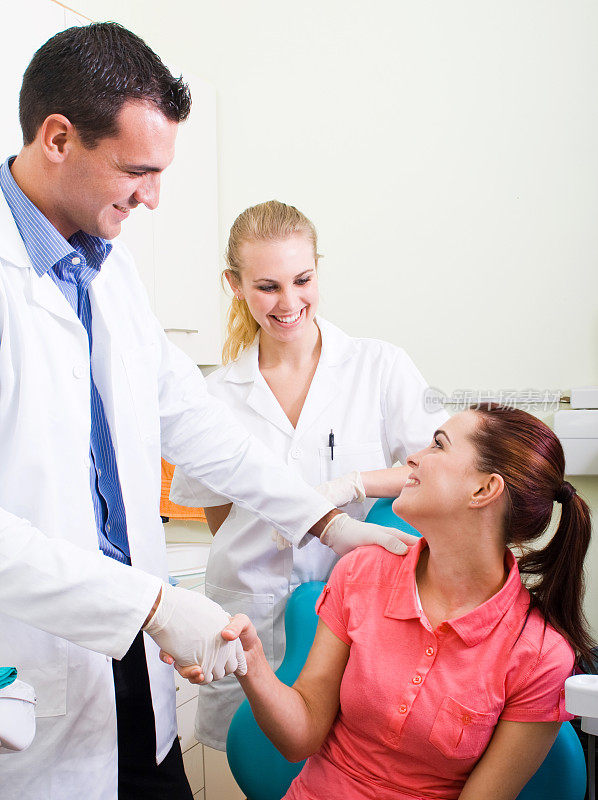 牙医或医生与病人谈话