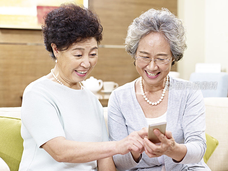 使用手机的亚洲老年女性