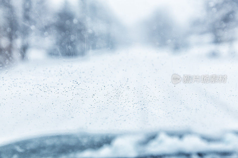 驾驶透过模糊的冬季雪挡风玻璃