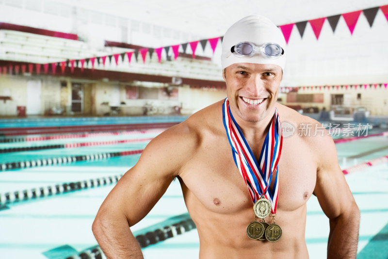获得奖牌的成功男子游泳运动员