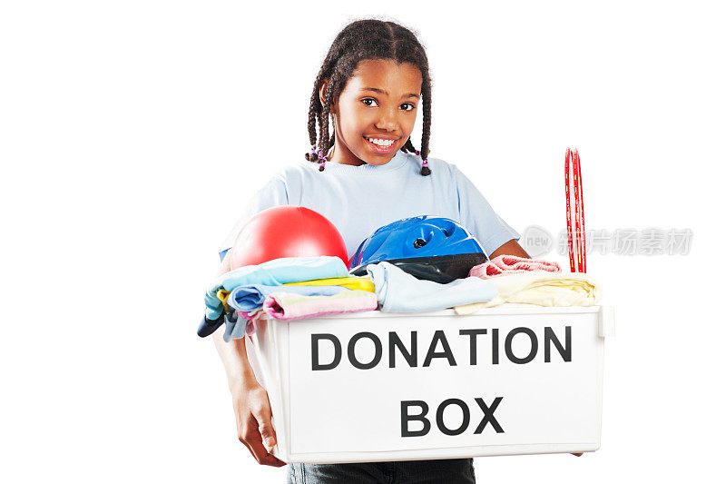 非裔美国女孩拿着装满捐款箱。