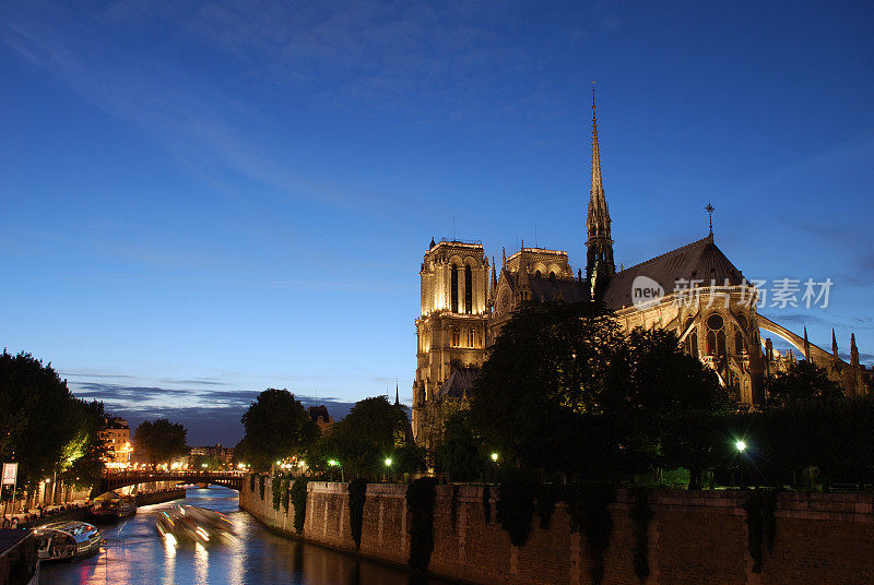 巴黎圣母院和塞纳河的夜晚
