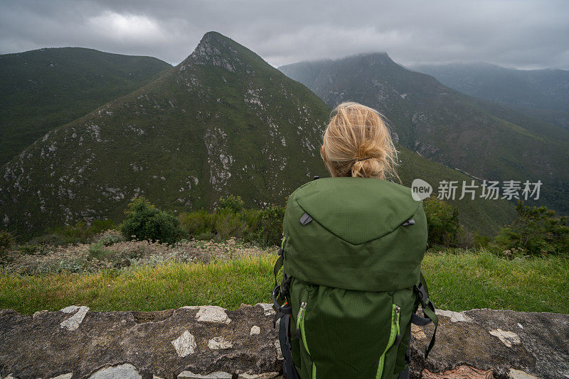 一个年轻的女人在思考山景