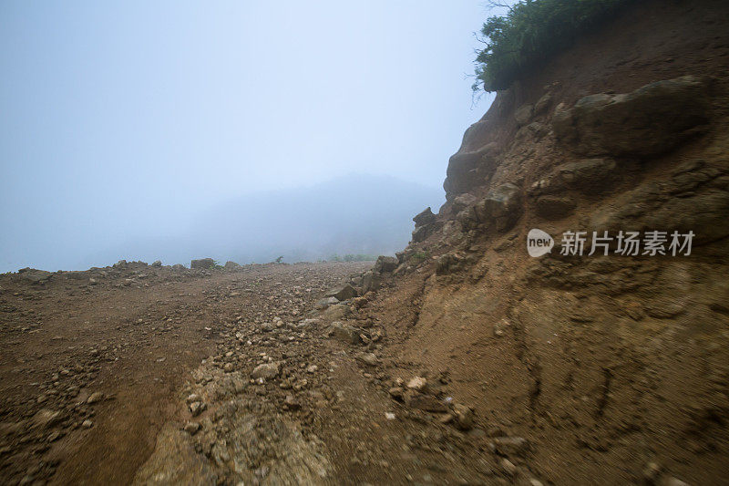 鹅卵石路在薄雾下晃动，在山中模糊