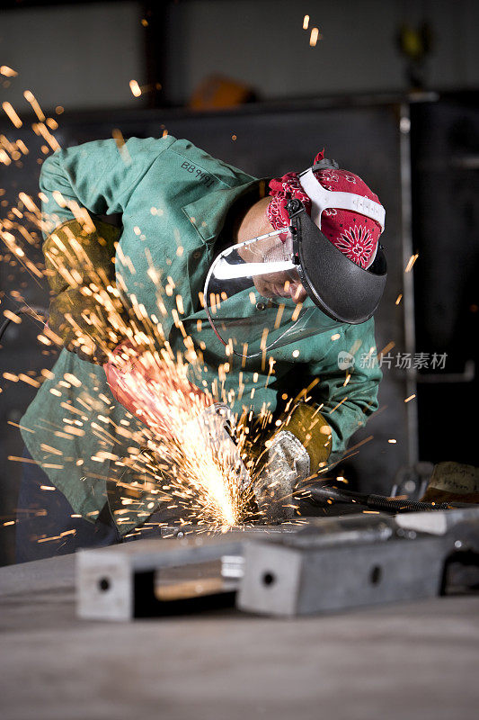 工业工人在工厂焊接