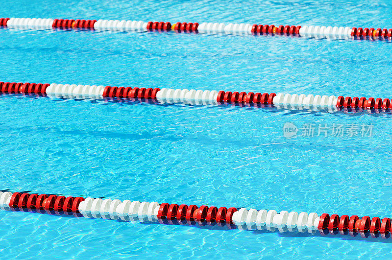 红、白、蓝-水和游泳池泳道标记