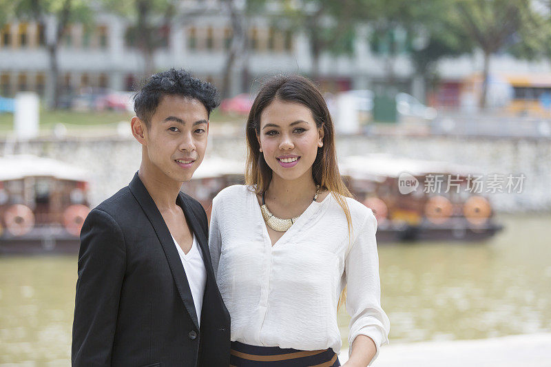 一对年轻的亚洲商人夫妇在新加坡克拉克码头