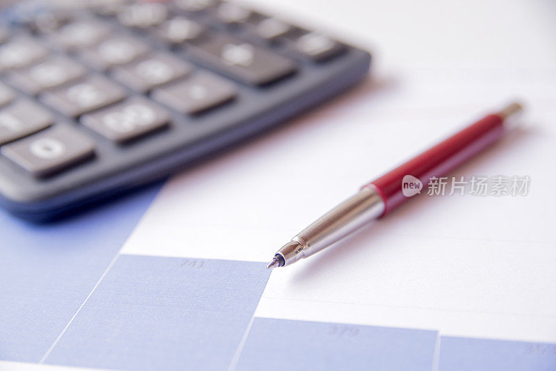 财务会计分析计算器和笔。财务计划
