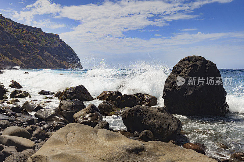 波尔图莫尼兹海滩的海岸风景