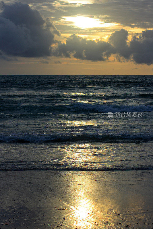 巴东海滩上的日落