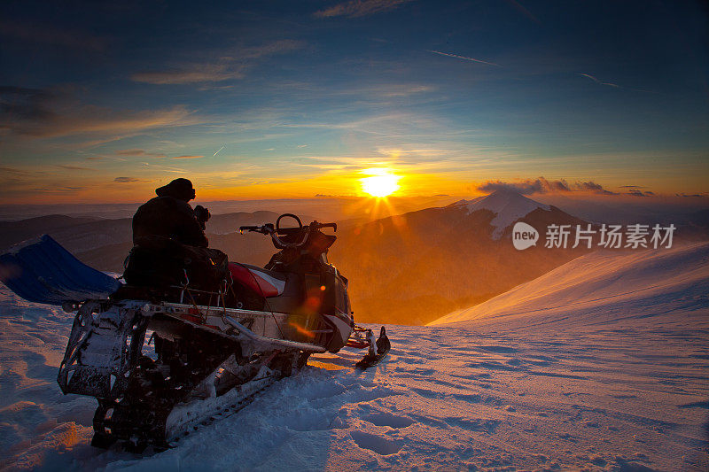 雪地摩托行驶在美丽的冬季风景上