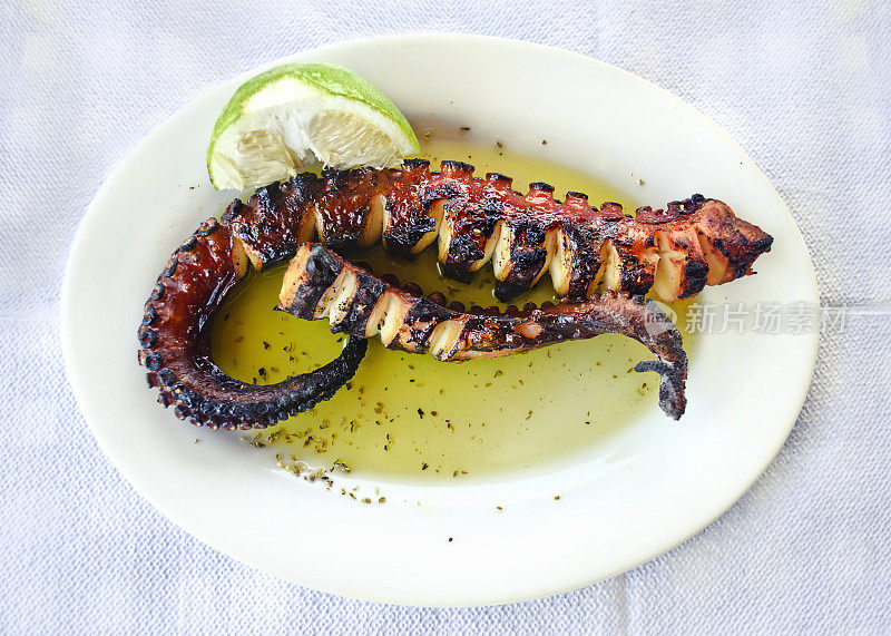 希腊小酒馆里盘子里的章鱼