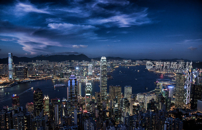 从山顶看香港的天际线