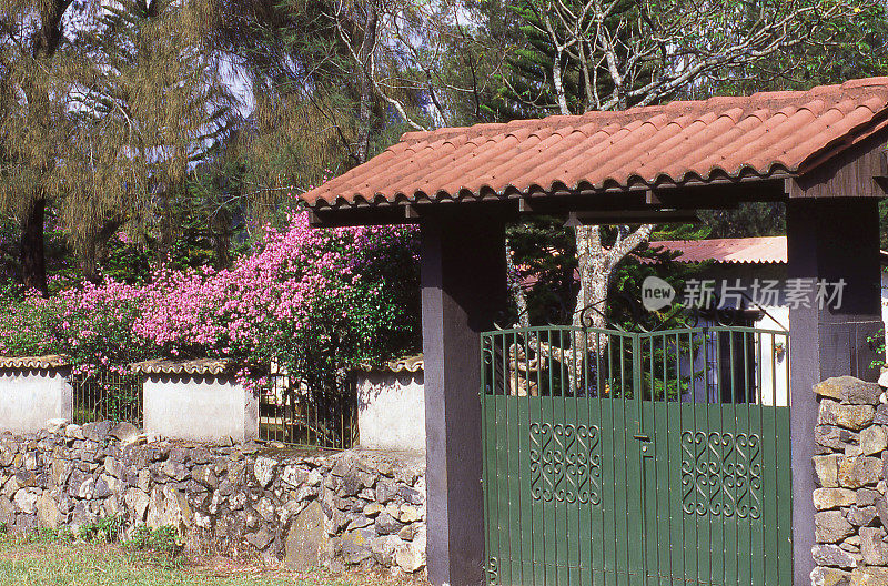 门沿岩石墙和九重葛在山谷在中美洲洪都拉斯