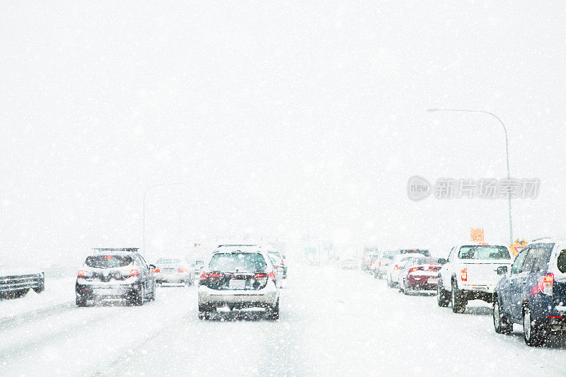 冬季暴风雪期间高速公路上缓慢移动的交通