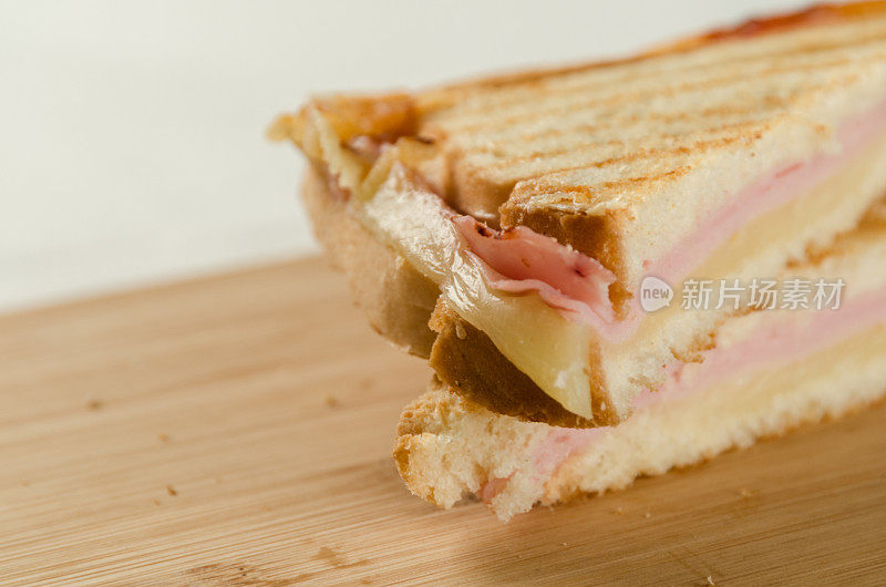 烤火腿和奶酪三明治配白面包和全麦面包