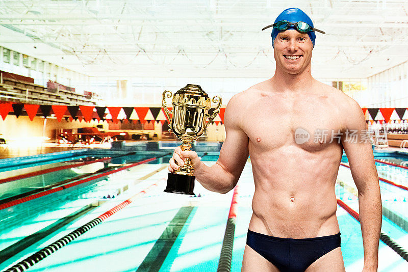 快乐的男人在游泳池前拿着奖杯
