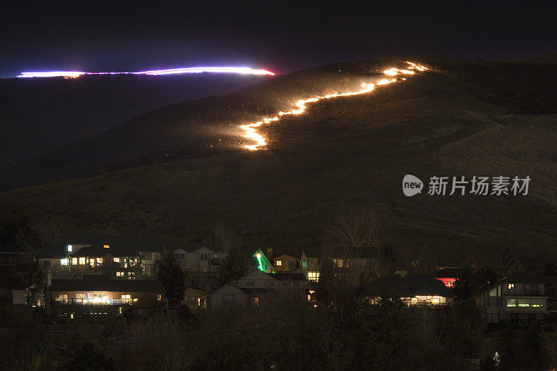 绿色山火，科罗拉多州莱克伍德消防队员在房屋上空燃烧