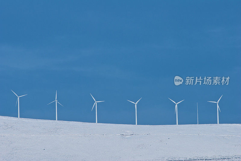 雪山上的风力涡轮机