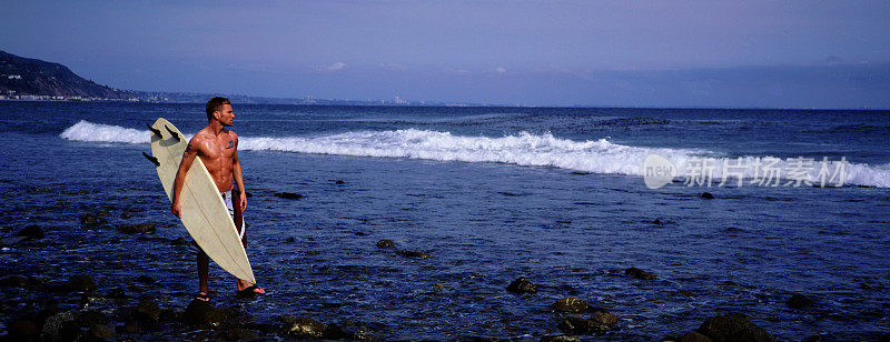 海滩上的冲浪者