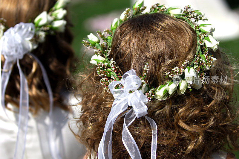 花女孩在婚礼花环在头发后视图