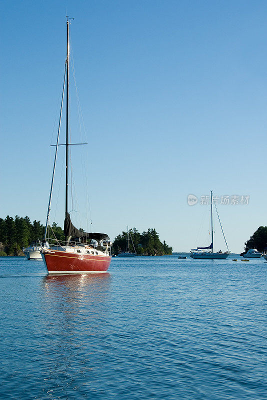 安大略加纳诺克圣劳伦斯河上的红色帆船
