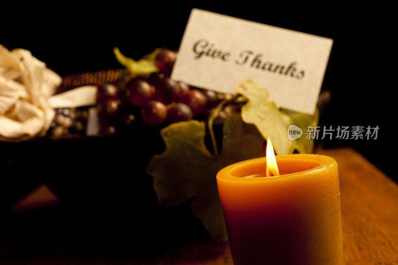 感恩卡片，蜡烛，一碗玉米和葡萄