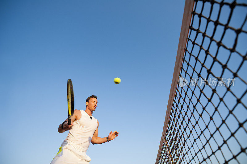 网球运动员对着蓝天